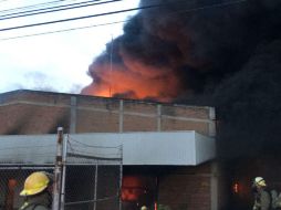 Debido a la contaminación ocasionada por el incendio en una fábrica de plásticos ubicada en la zona de Las Cuatas, esta mañana. ESPECIAL / UEPCBJ