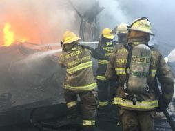 Al lugar arribaron bomberos de Guadalajara, Tlaquepaque, Zapopan, Tlajomulco de Zúñiga y Tonalá, para combatir las llamas. ESPECIAL / Protección Civil Jalisco