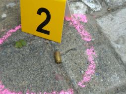 En el lugar, policías de Zapopan encuentran dos casquillos calibre 9 milímetros. ESPECIAL /