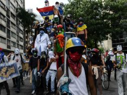 El pueblo venezolano sigue en las calles en contra de la Asamblea, con la que aseguran Maduro busca hacerse de todo el poder. AFP / F. Parra