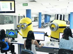 Stuart y Kevin visitaron las instalaciones de esta redacción y participaron activamente en la producción de notas y artículos. EL INFORMADOR / A. Camacho