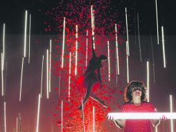 Danza. La obra de teatro incluye efectos lumínicos y danza en el aire. ESPECIAL /