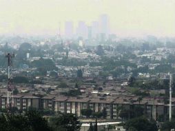 Alrededor de las 14:00 horas de ayer, una extensa capa de humo se percibió en toda el Área Metropolitana de Guadalajara. EL INFORMADOR / A. Camacho