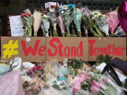 Ciudadanos dejan flores en un altar improvisado en honor a las víctimas de Manchester. AP / C. Ratcliffe