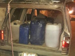 Policías también aseguraron una camioneta que transportaba cuatro bidones de 60 litros cada uno con gasolina. ESPECIAL / Policía de Tlaquepaque