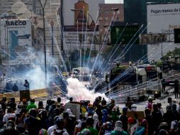 Manifestantes se enfrentan con la policía durante una protesta contra el Gobierno en Caracas. EFE / C. Hernández