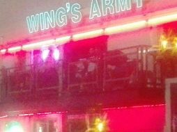 El hombre termina con la frente sobre la mesa tras recibir tres impactos en el cráneo. ESPECIAL /