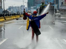 En siete semanas de manifestaciones contra el gobierno de Maduro se han registrado 57 muertes. AFP / F. Parra