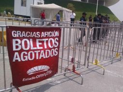Los fanáticos bloquearon, por cerca de una hora, los carriles de la avenida del Bajío que rodean el recinto. ESPECIAL /