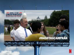 En la imagen aparece Frank Underwood saludando a un grupo de jóvenes y con el slogan 'Unidos somos más fuertes'. TWITTER / @NetflixLAT