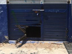 El hombre pudo ingresar a la tienda tras dañar uno de los pórticos. ESPECIAL /