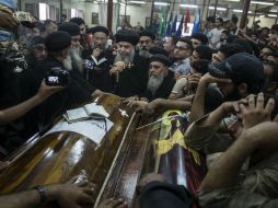 Familiares lloran durante el funeral de las víctimas del atentado. EFE / M. Hossam
