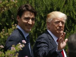 Justin Trudeau (i) y Donald Trump (d) saludan a los medios de comunicación. AP / J. Ernst