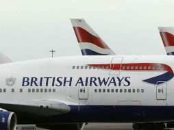 El aeropuerto de Heathrow, el mayor del Reino Unido, señala que trabajan con la aerolínea para resolver el asunto. AP /
