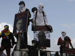 Grupos de jóvenes encapuchados trancaron la principal autopista de la ciudad, al atravesar camiones y armar barricadas. AP / F. Llano