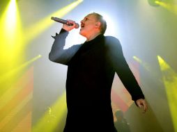 Miguel Bosé se presenta durante su concierto 'Estaré Gira 2017'. EFE / L. Muñoz