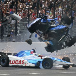 Salvan la vida tras escalofriante choque en las 500 Millas