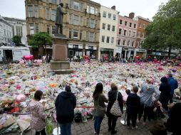 Las flores no han dejado de llegar al Centro de la ciudad para rendir tributo a las víctimas de la explosión del lunes pasado. EFE / N. Roddis