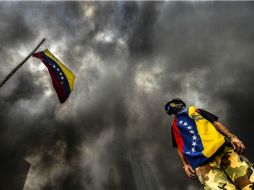 Un manifestante en Caracas, a casi dos meses del inicio de las revueltas en Venezuela. AFP / L. Robayo