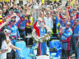 Bañándose en leche, Takuma celebró el haberse convertido en el primer piloto japonés en ganar la prueba reina de la serie IndyCar. AFP / J. Tilton
