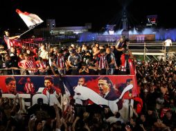 Alfaro sólo lamenta que los jugadores de Chivas no bajaran del camión; ''salvo ese detalle, lo demás salió muy bien'', indica. EFE / U. Ruiz