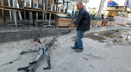 La explosión causó daños materiales en varios coches y edificios cercanos al lugar del ataque. EFE / A. Abbas