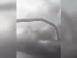 El 'mini' tornado duró pocos minutos y sorprendió a los habitantes por su magnitud. TWITTER / @conagua_clima