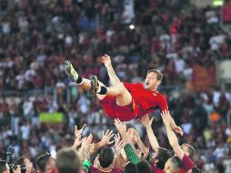 Los 24 años que Francesco Totti ha vivido como futbolista, han sido siempre vistiendo la playera de 'La Loba'. AP / ARCHIVO