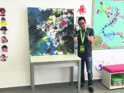 Artista. Joao Rodríguez con una pieza que fue realizada con niños de maternal. ESPECIAL /