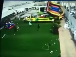 El inusual accidente fue captado por las cámaras de seguridad de un restaurante, donde se realizaba una fiesta privada. ESPECIAL /