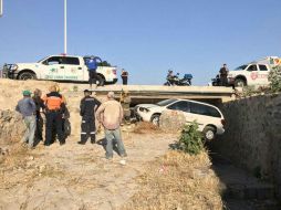 El vehículo sale de la vía y cae desde una altura aproximada a los dos metros. ESPECIAL /