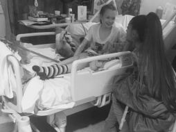 En una imagen compartida en su red social, la cantante aparece charlando con una seguidora. INSTAGRAM / arianagrande