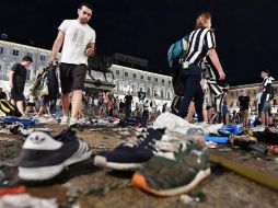 La gran mayoría de los aficionados se alejaron de la plaza y sólo algunos pocos se quedaron hasta el final del encuentro de Cardiff. AP / M. Bertorello