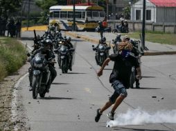 Las autoridades impidieron con gases lacrimógenos, agua y gas pimienta que la manifestación llegar a su destino. EFE / M. Gutiérrez