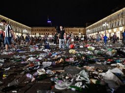 Las imágenes muestran la plaza llena de zapatos y objetos de las personas que huyeron del lugar tras la falsa alarma de bomba. EFE / A. Di Marcco
