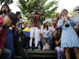 Wuilly Arteaga, de 23 años, es conocido como el 'violinista de las marchas'. AP / A. Cubillos