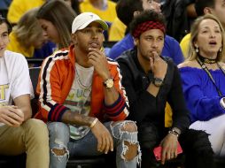 Neymar y Hamilton disfrutan del juego desde su lugar en primera fila. AFP / E. Shaw