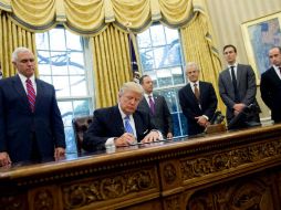 En sus tuits de este lunes, Trump insiste en llamar a su medida como una prohibición de viaje y no un decreto migratorio. AFP / ARCHIVO