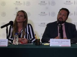 Natalia Briseño, directora de Comunicación Social de la PGR, y Alfonso Israel Lira, titular de la SEIDO. FACEBOOK / PGR
