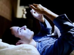 Múltiples estudios han constatado que dormir junto a un dispositivo móvil que constantemente emite sonidos, genera ansiedad y estrés. ESPECIAL / ARCHIVO