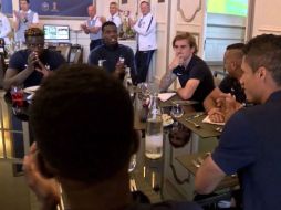 Griezmann (I) contempla el vacío mientras sus compañeros aplauden. YOUTUBE / Fédération Française de Football