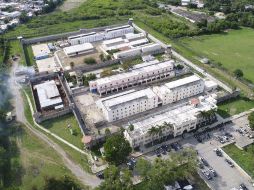 El exterior del penal es vigilado por militares. AP /