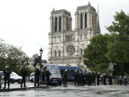 Miembros de la policía aseguraron las inmediaciones de la catedral de Notre Dame de París. EFE / Y. Valat