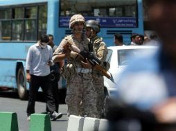 Soldados iraníes vigilan los alrededores del Parlamento iraní después de que un grupo de hombres armados irrumpiera en el edificio. EFE / H. Mersadi