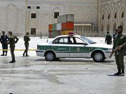 Efectivos de las fuerzas de seguridad resguardan los alrededores del enorme y ornamentado mausoleo, en las afueras de la capital. AP / E. Noroozi