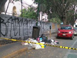 Son dejados en el cruce de las calles Angulo y González Ortega, junto a un bote de basura. ESPECIAL /