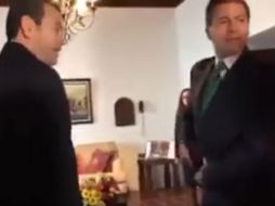 El material visual ha causado revuelo, pues en redes suponen que entrega ‘el arma’ a uno de sus subordinados. YOUTUBE /  Cosas de mexico y el mundo