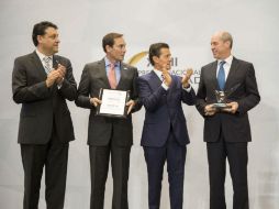 RECONOCIMIENTO. Raúl Urrea Villaseñor y Juan Carlos Ramírez Urrea recibieron la distinción de manos del Presidente Enrique Peña Nieto.  /