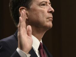 James Comey toma juramento antes de testificar en el Senado de EU. AFP / S. Loeb