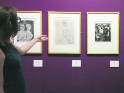 Laura Ayala muestra las piezas de Otto Dix. EL INFORMADOR / R. Romero